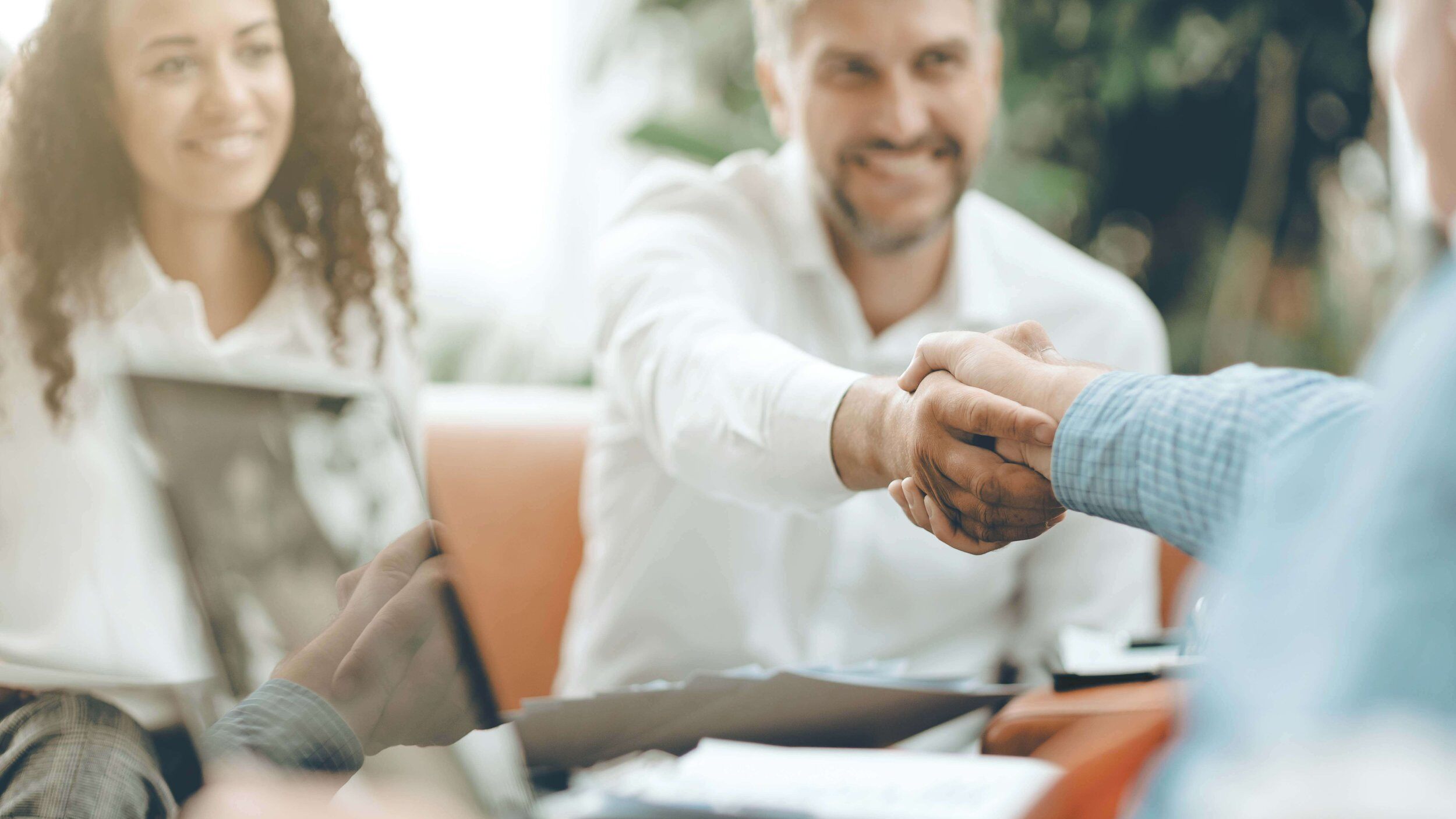 Ny medarbetare hälsas välkommen under onboarding